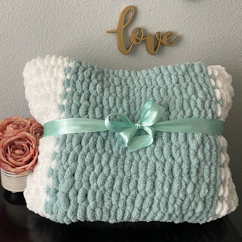 Chunky Knit Blanket, fuzzy hand-knitted chenille throw blanket 50"x60"